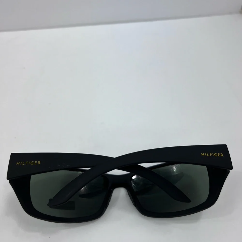 ⭐️TOMMY HILFIGER💯BLACK FRAME, SPORTS, OLIVE GREEN LENSES, SUNGLASSES **UNISEX**